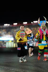 BIB: 76402
                            <button type="button" onclick="openModal(22995457)" class="btn btn-primary btn-sm float-right btn-popup" data-toggle="modal" data-target=".modal-high-quality">
                        <i class="fas fa-shopping-cart"></i> Add to Cart
                    </button>
                                            <button type="button" onclick="isThisMe(22995457, true)" class="btn btn-success btn-sm float-right btn-popup btn-isme hidden" data-toggle="tooltip" data-placement="bottom" title="นี่คือรูปของคุณใช่ไหม คลิกที่นี่เพื่อเอาเข้าอัลบั้ม">
                        <i class="fas fa-plus"></i> Add to album
                    </button>
                    <button type="button" onclick="isThisMe(22995457, false)" class="btn btn-warning btn-sm float-right btn-popup btn-isnotme hidden">
                        <i class="fas fa-ban"></i> Remove from album
                    </button>